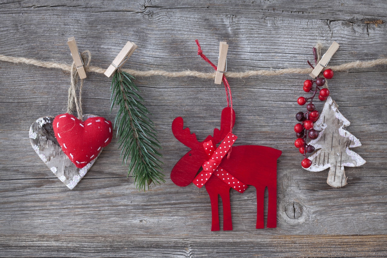 how to hang party decorations without damaging walls
